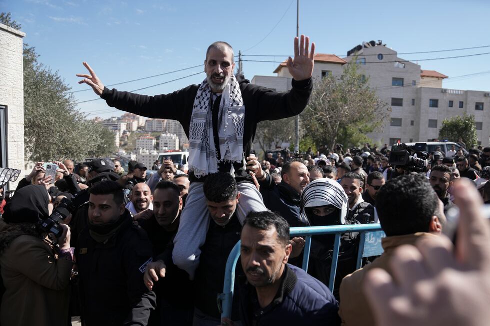 Los presos palestinos excarcelados son recibidos en Ramala, este sábado. Palestinian prisoners are greeted after being released from Israeli prison following a ceasefire agreement between Israel and Hamas, in the West Bank city of Ramallah, Saturday, Feb. 15, 2025. (AP Photo/Mahmoud Illean)