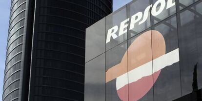 Logotipo de la petrolera Repsol, en el Paseo de la Castellana en Madrid. 