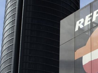 Logotipo de la petrolera Repsol, en el Paseo de la Castellana en Madrid.
