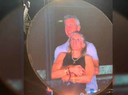 Andy Byron y Kristin Cabot durante el concierto de Coldplay, en un vídeo publicado en TikTok.