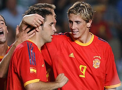 El 6 de septiembre de 2003 España, entrenada por Iñaki Sáez, disputó un partido amistoso contra Portugal. El combinado español ganó con clara contundencia, 3-0. Fue el primer encuentro de Torres con la selección absoluta.