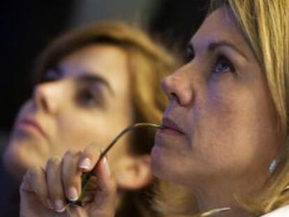 María Dolores de Cospedal escucha a Mariano Rajoy.