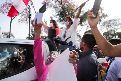 Estos comicios, que se celebran en lo peor de la segunda ola de la pandemia, están entre los más reñidos e inciertos de Perú. Ninguno de los cinco empatados supera el 10% de intención de voto y un 28% de los encuestados está indeciso o prefiere no revelar sus preferencias.