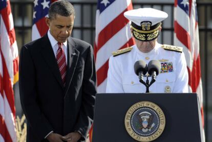 Barack Obama y el jefe del Estado Mayor, Michael Mullen, guardan silencio en la ceremonia celebrada en el Pentágono.
