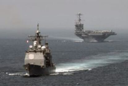 Fotograf&iacute;a facilitada por la Marina de EE. UU. del buque militar USS Gettysburg (izq) y al portaaviones USS Harry S. Truman mientras cruzan el Estrecho de Gibraltar el pasado 3 de agosto mientras se dirigen al Mar Mediterr&aacute;neo. El presidente de EE.UU, Barack Obama, y el primer ministro brit&aacute;nico, David Cameron, analizaron ayer, 27 de agosto de 2013, &quot;posibles respuestas&quot; de la comunidad internacional al presunto ataque con armas qu&iacute;micas por parte del r&eacute;gimen sirio la semana pasada, inform&oacute; la Casa Blanca. EFE/Jamie Cosby-US Navy  FOTO CEDIDA SOLO USO EDITORIAL PROHIBIDA SU VENTA