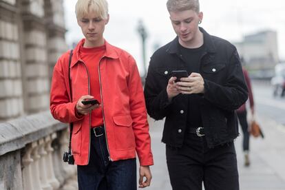 Foto de dos invitados a un desfile en la semana de la moda masculina de Londres.