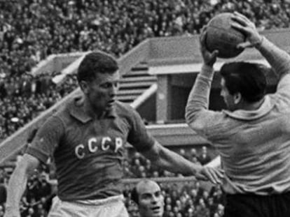 Viktor Ponedelnik en un partido de la primera Eurocopa con la URSS.