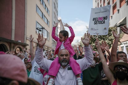 Manifestantes durante la marcha en favor del Instituto Nacional Electoral en Ciudad de México el 26 de febrero.