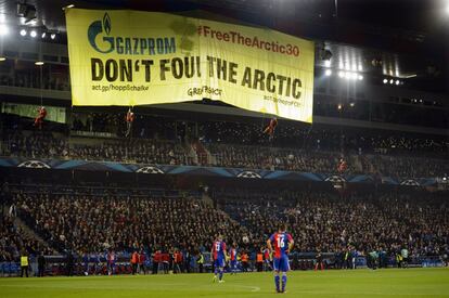 Pancarta de los activistas de Greenpeace contra el patrocinador del Schalke, la empresa energética Gazprom.