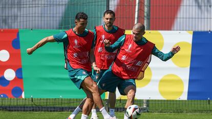 Cristiano Ronaldo y Pepe durante un entrenamiento con la selección portuguesa.