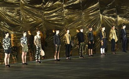 Un grupo de modelos, después del desfile de la colección de Dries Van Noten Primavera/Verano en París.