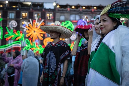 Los asistentes acudieron caracterizados con sombreros, bigotes y demás artículos patrios.