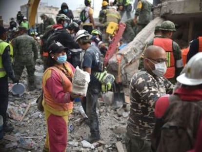 La solidaridad de los mexicanos emerge con fuerza tras el terremoto de magnitud 7,1, que ha dejado más de 230 muertos