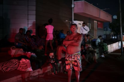 Vecinos afectados por los edificios derrumbados tras los terremotos en Caracas, el 24 de junio.Daniel Echeverría