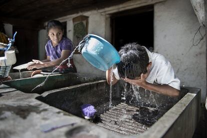 Xesampual, Guatemala. En esta comunidad, abrir un grifo y que salga agua potable o disponer de saneamiento es algo nuevo y emocionante para su población. En unos meses, los problemas de salud, sobre todo en los niños y niñas, serán un asunto para el recuerdo. <p> Entre los objetivos de la Aecid está promover que las generaciones presentes y futuras puedan hacer efectivo su derecho a disponer de agua potable y de un acceso digno al saneamiento, en especial en las poblaciones más vulnerables. A la vez que intentan asegurar, dice la organización, un uso sostenible de los recursos hídricos y un acceso igualitario a los mismos mediante el empoderamiento de las mujeres.</p>