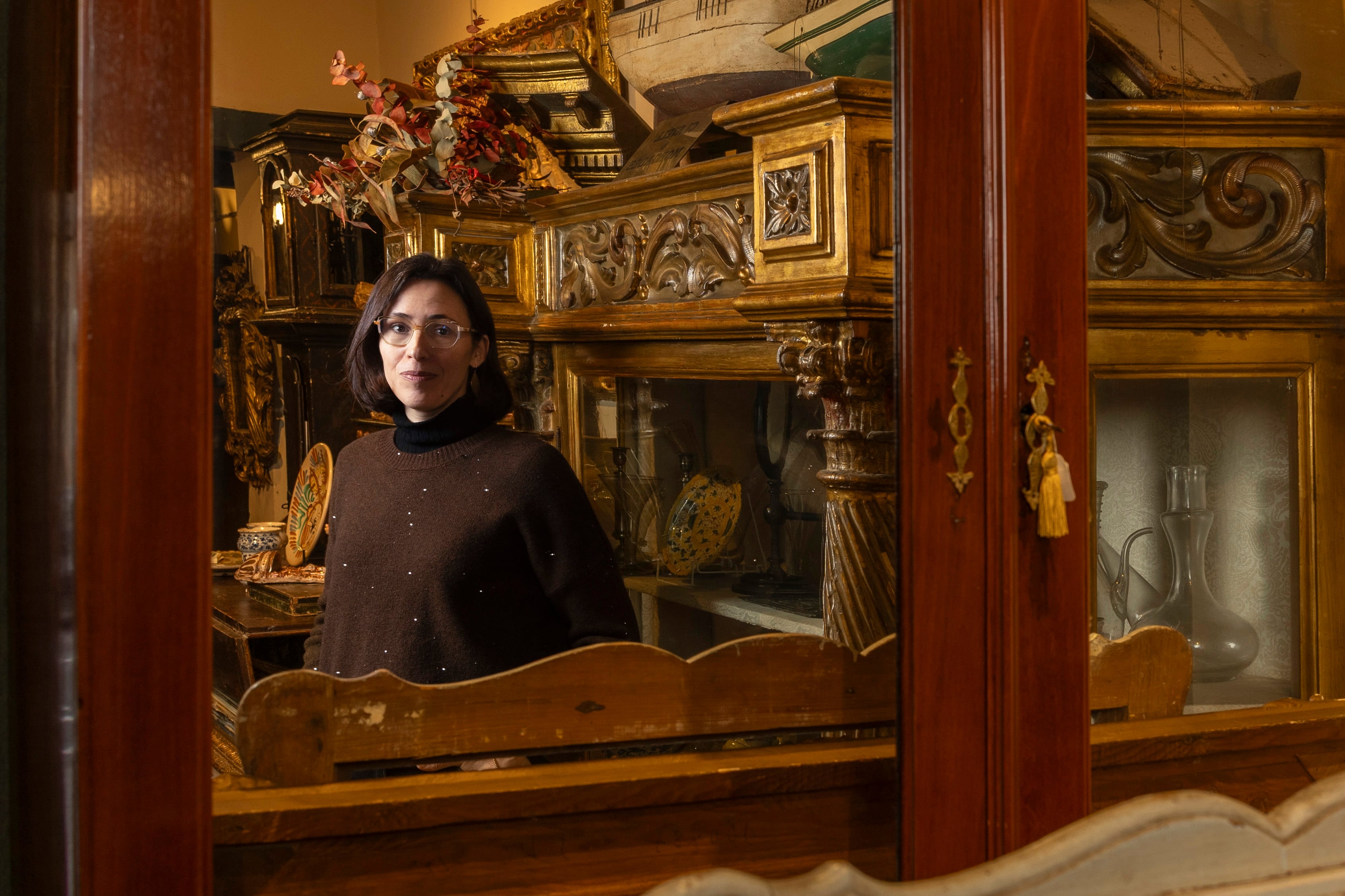 Eva Baltasar fotografiada a l'interior de l'antiquari Clavell i Morgades, a Barcelona.