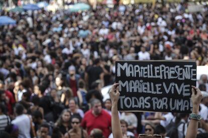 Milhares de pessoas no protesto no Rio contra os assassinatos de Marielle Franco e do motorista dela, Anderson Gomes. 