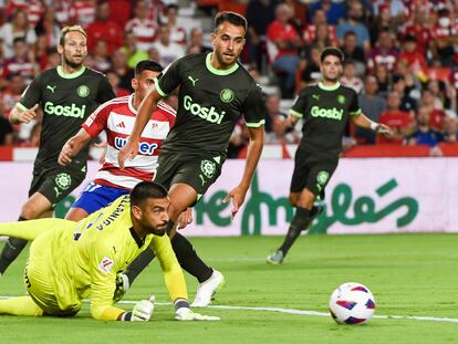 La defensa del Girona en acción durante el partido frente al Granada de hace unas jornadas.