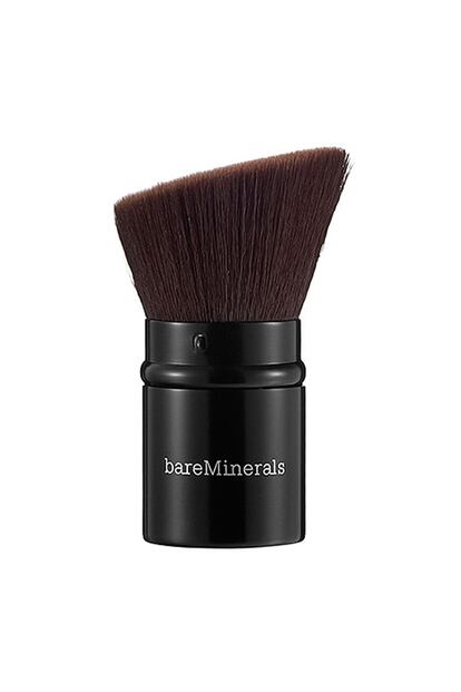 BareMinerals te permite tener en casa una brocha de uso profesional con la que conseguirás una cobertura perfecta. El uso es muy sencillo: dar un ligero toque sobre los polvos a aplicar y esparcir sobre la piel con movimientos largos hasta conseguir el efecto deseado. Cuesta 18 euros.