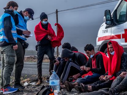 Los agentes de Frontex interrogan a algunos migrantes recién desembarcados en Gran Canaria durante el mes de enero.