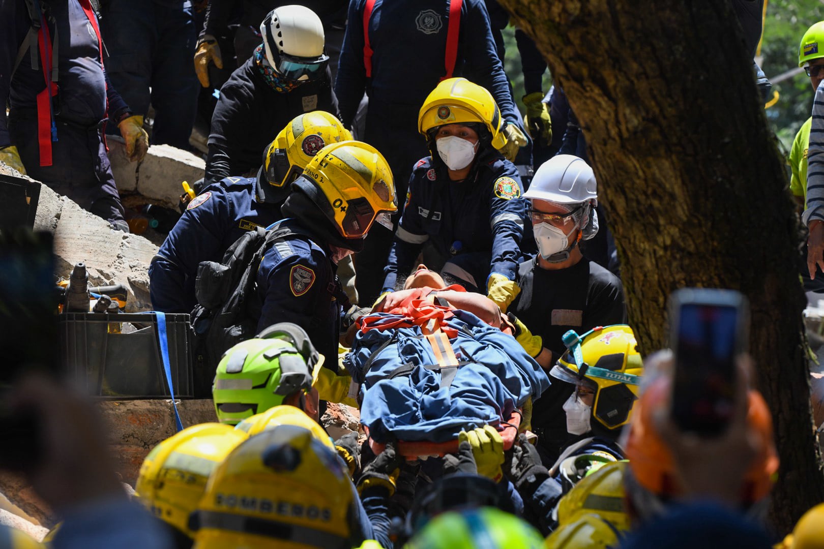 Colombia se vuelca en el rescate de los supervivientes del terremoto: “No se desgasten aquí, la única señal de vida es en el otro lado”