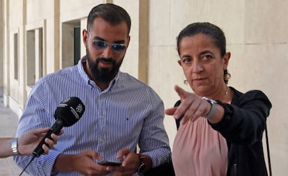 El marinero de la Armada acusado de violar a una compañera de filas en el buque 'Contramaestre Casado', a la salida hoy del juicio en Alicante.