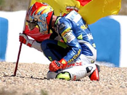 Pablo Nieto sujeta la bandera española tras su victoria en el circuito de Estoril.