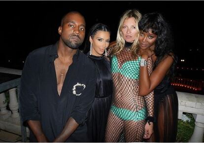 Desde la izquierda, Kanye West, su mujer Kim Kardashian, y las 'top' Kate Moss y Naomi Campbell, en la fiesta de cumpleaños en Ibiza del director crativo de Givenchy. Ricardo Tisci celebró sus 40 años rodeado de rostros conocidos, entre los que también estaban Pedro Almodóvar o Jon Kortajarena.