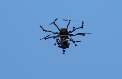 Un dron en vuelo durante un partido de la Liga inglesa en Manchester.