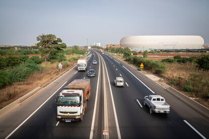 Kilómetro 32 de la Autopista A1 de peaje que une el centro de Dakar con el Aeropuerto Internacional Blaise Diagne. A la derecha se observa el Estadio de Senegal y la recientemente inaugurada Universidad Amadou Mahtar Mbow.