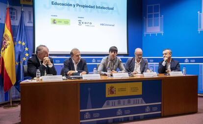 Miguel Lorenzo (PP), José Andrés Torres (PSOE), Eduardo Maura (Podemos), Félix Álvarez (Ciudadanos) y el escritor Lorenzo Silva (de izquierda a derecha), en la mesa redonda sobre propiedad intelectual.