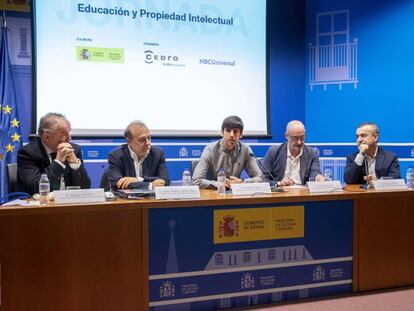 Miguel Lorenzo (PP), José Andrés Torres (PSOE), Eduardo Maura (Podemos), Félix Álvarez (Ciudadanos) y el escritor Lorenzo Silva (de izquierda a derecha), en la mesa redonda sobre propiedad intelectual.