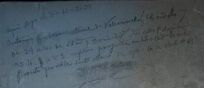 Los presos dejaban constancia de su paso por Oia. En alguna de las notas, la fecha de salida tiene una caligrafía distinta, ya que la apuntaban sus compañeros porque al preso en cuestión no le dio tiempo a hacerlo.