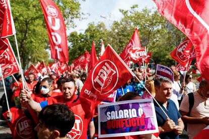 Movilización de los trabajadores de la seguridad privada, para exigir un nuevo convenio, este viernes en Madrid.