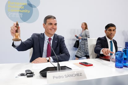 El presidente del Gobierno en funciones, Pedro Sánchez (a la izquierda), junto al primer ministro del Reino Unido, Rishi Sunak.