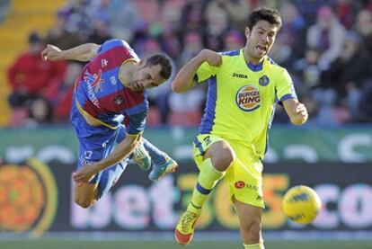 Juanfran disputa el balón con Miku.