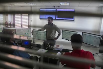 Desde la sala de control de Gorona del Viento se gestiona todo el mecanismo de la central. En la imagen, el ingeniero Alberto Castañeda.