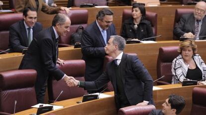 Francisco Camps saluda a Ricardo Costa, este mi&eacute;rcoles, en las Cortes valencianas.