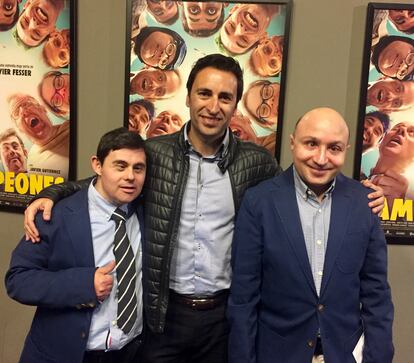 Javier Luengo (centro), el nuevo consejero de Políticas Sociales de Madrid, en una foto de 2018 con dos actores de la película Campeones, Fran Fuentes (izqda.) y Jesús Vidal.