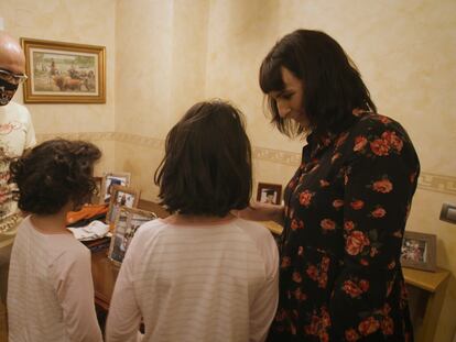 Marcos A. Bardera y Rosa María Zarco, junto a sus dos hijas, en su casa, ubicada en una de las zonas restringidas de Fuenlabrada.