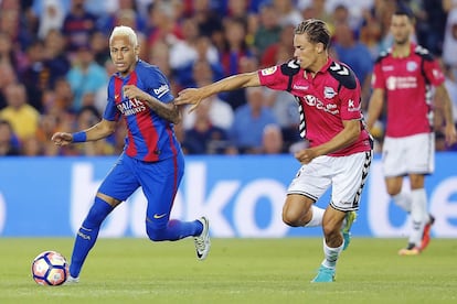 Neymar da Silva Santos del Barcelona, disputa un balón con el jugador del Alavés, Marcos Llorente.