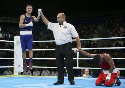 Nico Miguel Hernández de Estados Unidos (i) celebra su victoria frente a Carlos Quipo de Ecuador, en la categoria de peso mosca ligero de 49 kg.