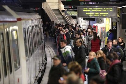 Passatgers s'acumulen a l'andana del metro aquest dimecres a primera hora a Barcelona.