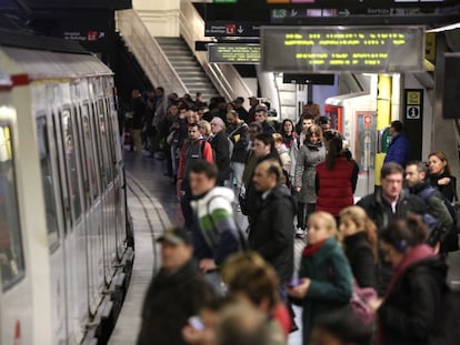 Passatgers s'acumulen a l'andana del metro a primera hora a Barcelona.