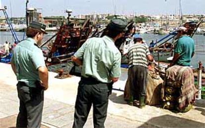 Los agentes vigilaban ayer en el puerto deportivo de Mazagón a los pescadores, contra los que hubo una carga en una manifestación posterior.