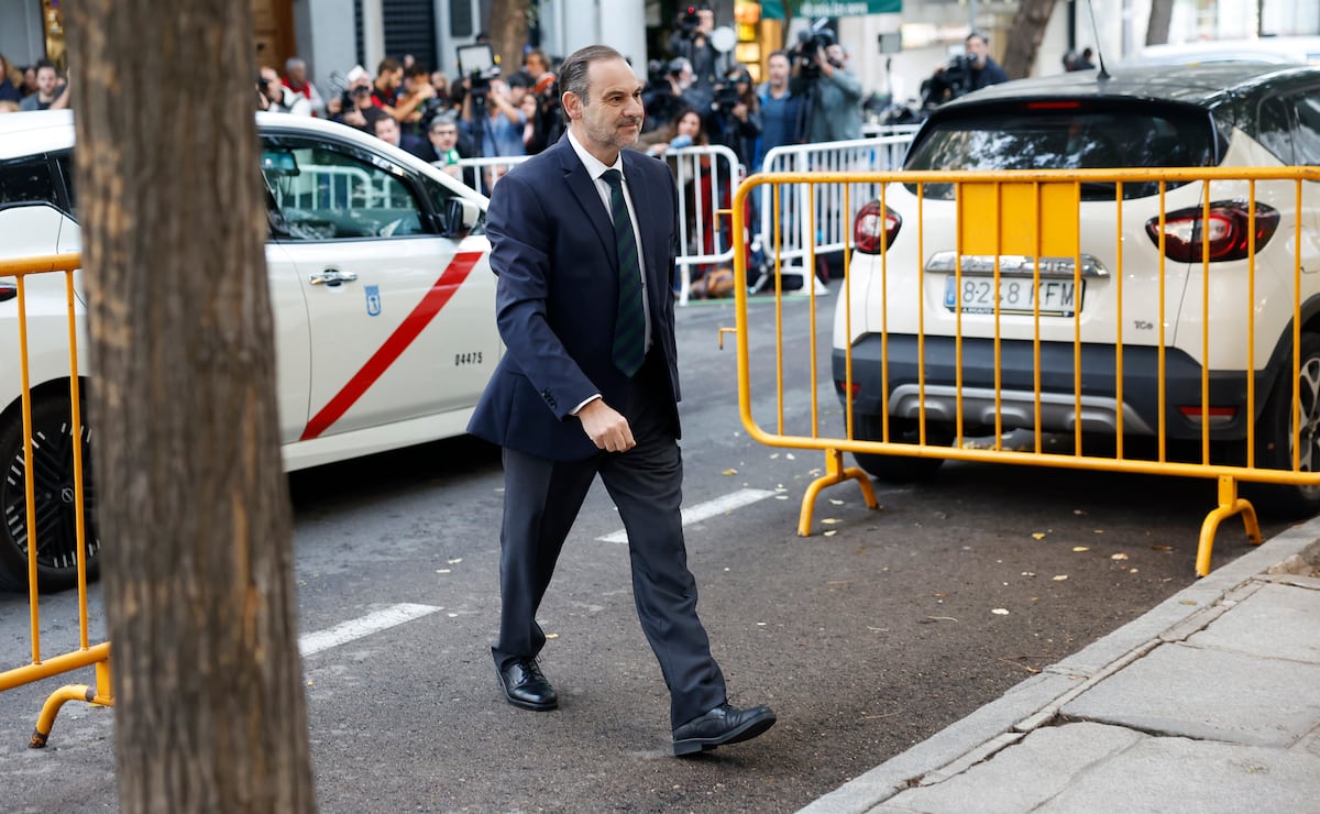 Ábalos se enfrenta a una cita clave en el Supremo peleado con su abogado y con el riesgo de entrar en prisión