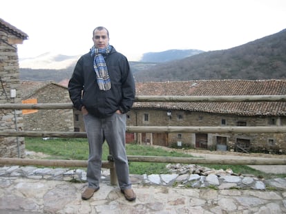 Ángel Lozano, de 48 años, víctima del coronavirus, en la sierra de Madrid, en una imagen cedida por su familia.