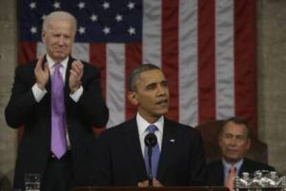 El presidente estadounidense, Barack Obama, pronuncia el discurso del Estado de la Unión mientras es aplaudido por el vicepresidente Joe Biden (i), en el Capitolio en Washington DC (EE.UU.). EFE/