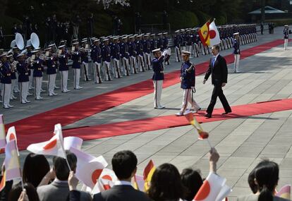 El rey Felipe VI es escoltado por un guardia de honor durante una ceremonia de bienvenida en el Palacio Imperial en Tokio (Japón).
