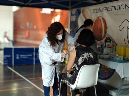 Una mujer recibe una vacuna en Aragón.